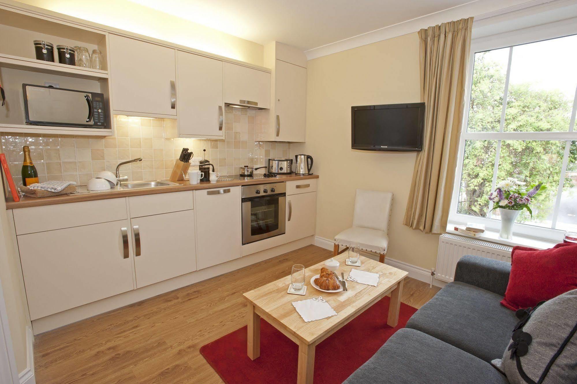 Peartree Serviced Apartments Salisbury Esterno foto